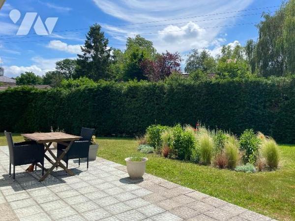 Vaste pavillon de plain-pied en très bon état d'entretien, situé à proximité immédiate du centr...