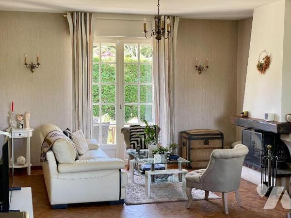 Vaste pavillon de plain-pied en très bon état d'entretien, situé à proximité immédiate du centr...