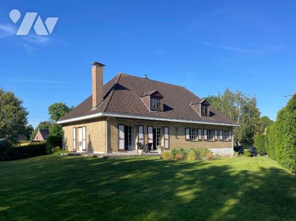 Vaste pavillon de plain-pied en très bon état d'entretien, situé à proximité immédiate du centr...