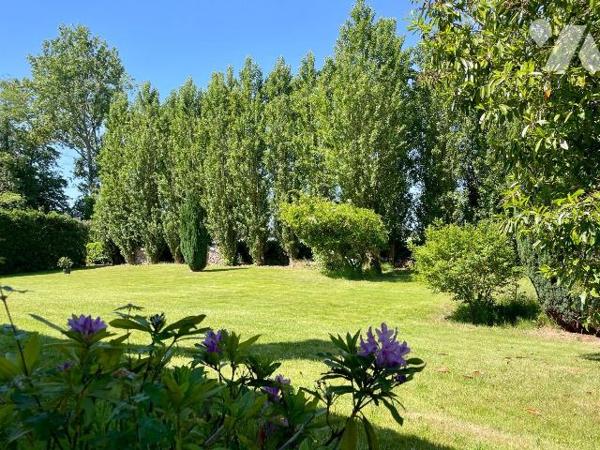 Vaste pavillon de plain-pied en très bon état d'entretien, situé à proximité immédiate du centr...