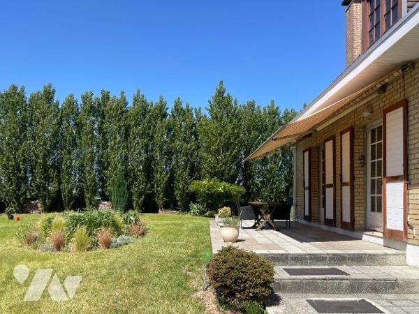 Vaste pavillon de plain-pied en très bon état d'entretien, situé à proximité immédiate du centr...