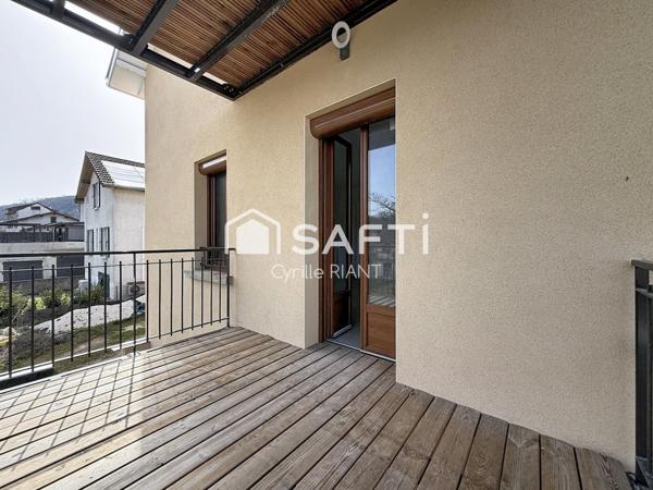 T4 rénové 76 m² – Terrasse – 2 parkings – Petite copropriété