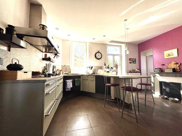 Grande Propriété, 8 chambres, jardin, stationnement 4 véhicules.