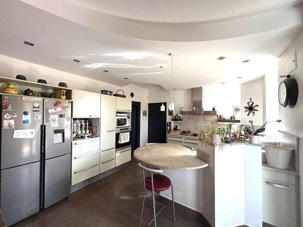 Grande Propriété, 8 chambres, jardin, stationnement 4 véhicules.