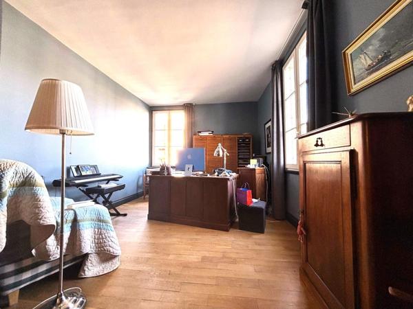 Grande Propriété, 8 chambres, jardin, stationnement 4 véhicules.