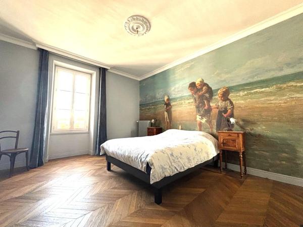 Grande Propriété, 8 chambres, jardin, stationnement 4 véhicules.