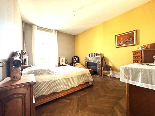 Grande Propriété, 8 chambres, jardin, stationnement 4 véhicules.