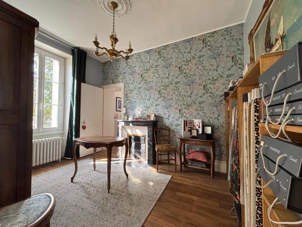Grande Propriété, 8 chambres, jardin, stationnement 4 véhicules.