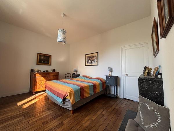 Grande Propriété, 8 chambres, jardin, stationnement 4 véhicules.