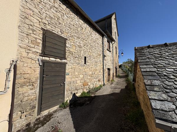 Bertholène (12310) Bertholéne. Maison de village au pied du château.