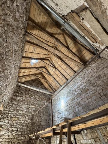 Bertholène (12310) Bertholéne. Maison de village au pied du château.