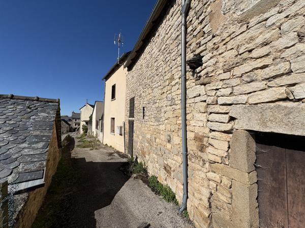 Bertholène (12310) Bertholéne. Maison de village au pied du château.
