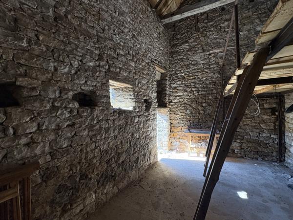 Bertholène (12310) Bertholéne. Maison de village au pied du château.