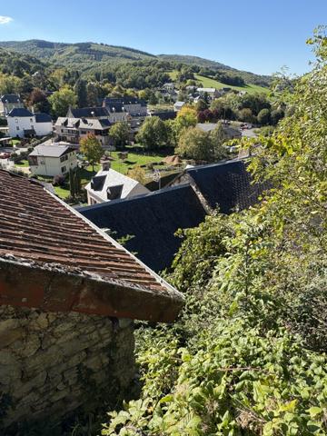 Bertholène (12310) Bertholéne. Maison de village au pied du château.