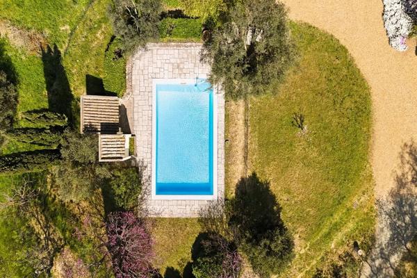 Mas authentique au coeur d’une oliveraie