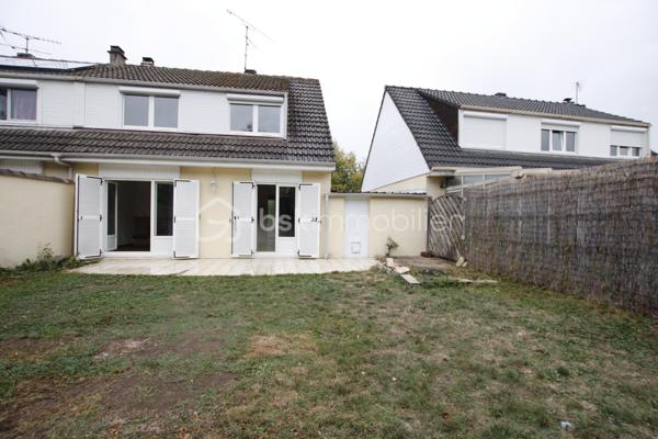 Maison T4 avec sous-sol total, grand garage et terrain d’environ 300 m²

Découvrez cette maison T4 offrant des espaces généreux et un agencement fonctionnel, idéale pour une famille.

Au rez-de-chaussée, la maison se compose d’une entrée, d’un WC indépendant, d’une cuisine et d’une grande salle à manger conviviale avec cheminée.

À l’étage, vous trouverez trois chambres, ainsi qu’une salle de bains, offrant un espace nuit confortable et bien séparé de la partie de vie.

La maison bénéficie également d’un sous-sol total, offrant de nombreuses possibilités de rangement, de stockage ou d’aménagement selon vos besoins. Un grand garage/box 21 m2 attenant complète le bien et permet de stationner un véhicule tout en disposant d’un espace supplémentaire.

À l’extérieur, vous profiterez d’un terrain d’environ 300 m², idéal pour aménager un jardin, une terrasse ou un espace de détente.

Les atouts :
Proches des écoles maternelle primaire college et lycée
Maison T4
3 chambres à l’étage
Salle de bains 
Cuisine
Grande salle à manger
WC indépendant au rez-de-chaussée
double vitrage pvc
chauffage gaz chaudiere neuve
Sous-sol total
Grand garage/box attenant 21m2
Terrain d’environ 300 m²
Beau potentiel d’aménagement