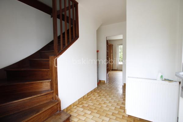 Maison T4 avec sous-sol total, grand garage et terrain d’environ 300 m²

Découvrez cette maison T4 offrant des espaces généreux et un agencement fonctionnel, idéale pour une famille.

Au rez-de-chaussée, la maison se compose d’une entrée, d’un WC indépendant, d’une cuisine et d’une grande salle à manger conviviale avec cheminée.

À l’étage, vous trouverez trois chambres, ainsi qu’une salle de bains, offrant un espace nuit confortable et bien séparé de la partie de vie.

La maison bénéficie également d’un sous-sol total, offrant de nombreuses possibilités de rangement, de stockage ou d’aménagement selon vos besoins. Un grand garage/box 21 m2 attenant complète le bien et permet de stationner un véhicule tout en disposant d’un espace supplémentaire.

À l’extérieur, vous profiterez d’un terrain d’environ 300 m², idéal pour aménager un jardin, une terrasse ou un espace de détente.

Les atouts :
Proches des écoles maternelle primaire college et lycée
Maison T4
3 chambres à l’étage
Salle de bains 
Cuisine
Grande salle à manger
WC indépendant au rez-de-chaussée
double vitrage pvc
chauffage gaz chaudiere neuve
Sous-sol total
Grand garage/box attenant 21m2
Terrain d’environ 300 m²
Beau potentiel d’aménagement