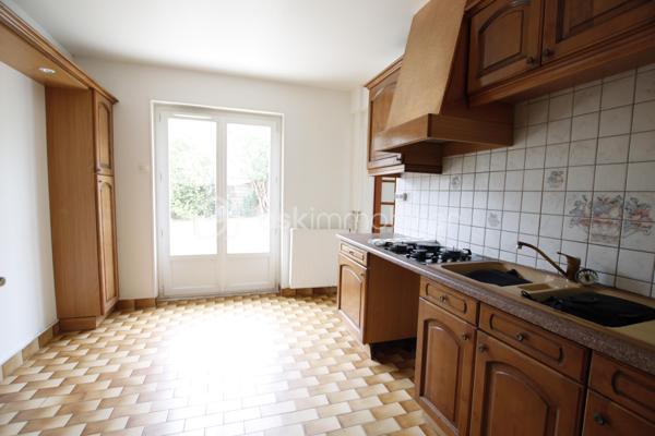Maison T4 avec sous-sol total, grand garage et terrain d’environ 300 m²

Découvrez cette maison T4 offrant des espaces généreux et un agencement fonctionnel, idéale pour une famille.

Au rez-de-chaussée, la maison se compose d’une entrée, d’un WC indépendant, d’une cuisine et d’une grande salle à manger conviviale avec cheminée.

À l’étage, vous trouverez trois chambres, ainsi qu’une salle de bains, offrant un espace nuit confortable et bien séparé de la partie de vie.

La maison bénéficie également d’un sous-sol total, offrant de nombreuses possibilités de rangement, de stockage ou d’aménagement selon vos besoins. Un grand garage/box 21 m2 attenant complète le bien et permet de stationner un véhicule tout en disposant d’un espace supplémentaire.

À l’extérieur, vous profiterez d’un terrain d’environ 300 m², idéal pour aménager un jardin, une terrasse ou un espace de détente.

Les atouts :
Proches des écoles maternelle primaire college et lycée
Maison T4
3 chambres à l’étage
Salle de bains 
Cuisine
Grande salle à manger
WC indépendant au rez-de-chaussée
double vitrage pvc
chauffage gaz chaudiere neuve
Sous-sol total
Grand garage/box attenant 21m2
Terrain d’environ 300 m²
Beau potentiel d’aménagement