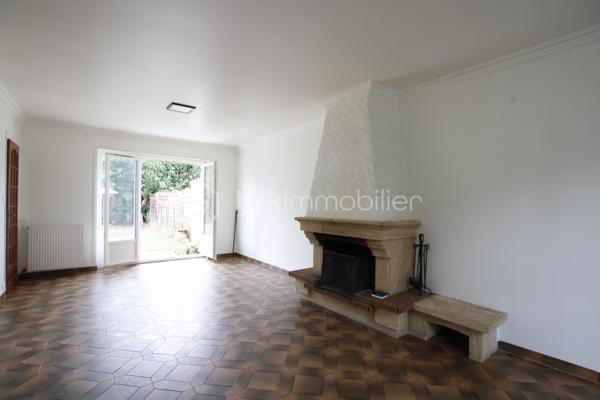 Maison T4 avec sous-sol total, grand garage et terrain d’environ 300 m²

Découvrez cette maison T4 offrant des espaces généreux et un agencement fonctionnel, idéale pour une famille.

Au rez-de-chaussée, la maison se compose d’une entrée, d’un WC indépendant, d’une cuisine et d’une grande salle à manger conviviale avec cheminée.

À l’étage, vous trouverez trois chambres, ainsi qu’une salle de bains, offrant un espace nuit confortable et bien séparé de la partie de vie.

La maison bénéficie également d’un sous-sol total, offrant de nombreuses possibilités de rangement, de stockage ou d’aménagement selon vos besoins. Un grand garage/box 21 m2 attenant complète le bien et permet de stationner un véhicule tout en disposant d’un espace supplémentaire.

À l’extérieur, vous profiterez d’un terrain d’environ 300 m², idéal pour aménager un jardin, une terrasse ou un espace de détente.

Les atouts :
Proches des écoles maternelle primaire college et lycée
Maison T4
3 chambres à l’étage
Salle de bains 
Cuisine
Grande salle à manger
WC indépendant au rez-de-chaussée
double vitrage pvc
chauffage gaz chaudiere neuve
Sous-sol total
Grand garage/box attenant 21m2
Terrain d’environ 300 m²
Beau potentiel d’aménagement