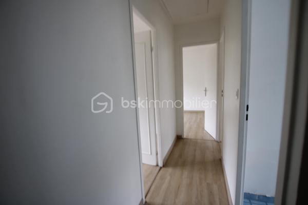 Maison T4 avec sous-sol total, grand garage et terrain d’environ 300 m²

Découvrez cette maison T4 offrant des espaces généreux et un agencement fonctionnel, idéale pour une famille.

Au rez-de-chaussée, la maison se compose d’une entrée, d’un WC indépendant, d’une cuisine et d’une grande salle à manger conviviale avec cheminée.

À l’étage, vous trouverez trois chambres, ainsi qu’une salle de bains, offrant un espace nuit confortable et bien séparé de la partie de vie.

La maison bénéficie également d’un sous-sol total, offrant de nombreuses possibilités de rangement, de stockage ou d’aménagement selon vos besoins. Un grand garage/box 21 m2 attenant complète le bien et permet de stationner un véhicule tout en disposant d’un espace supplémentaire.

À l’extérieur, vous profiterez d’un terrain d’environ 300 m², idéal pour aménager un jardin, une terrasse ou un espace de détente.

Les atouts :
Proches des écoles maternelle primaire college et lycée
Maison T4
3 chambres à l’étage
Salle de bains 
Cuisine
Grande salle à manger
WC indépendant au rez-de-chaussée
double vitrage pvc
chauffage gaz chaudiere neuve
Sous-sol total
Grand garage/box attenant 21m2
Terrain d’environ 300 m²
Beau potentiel d’aménagement