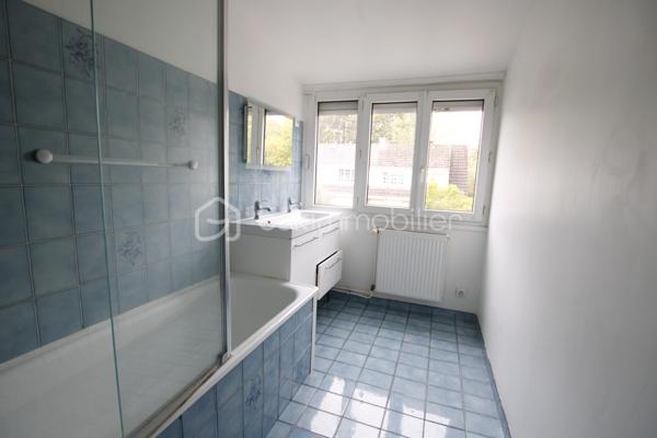 Maison T4 avec sous-sol total, grand garage et terrain d’environ 300 m²

Découvrez cette maison T4 offrant des espaces généreux et un agencement fonctionnel, idéale pour une famille.

Au rez-de-chaussée, la maison se compose d’une entrée, d’un WC indépendant, d’une cuisine et d’une grande salle à manger conviviale avec cheminée.

À l’étage, vous trouverez trois chambres, ainsi qu’une salle de bains, offrant un espace nuit confortable et bien séparé de la partie de vie.

La maison bénéficie également d’un sous-sol total, offrant de nombreuses possibilités de rangement, de stockage ou d’aménagement selon vos besoins. Un grand garage/box 21 m2 attenant complète le bien et permet de stationner un véhicule tout en disposant d’un espace supplémentaire.

À l’extérieur, vous profiterez d’un terrain d’environ 300 m², idéal pour aménager un jardin, une terrasse ou un espace de détente.

Les atouts :
Proches des écoles maternelle primaire college et lycée
Maison T4
3 chambres à l’étage
Salle de bains 
Cuisine
Grande salle à manger
WC indépendant au rez-de-chaussée
double vitrage pvc
chauffage gaz chaudiere neuve
Sous-sol total
Grand garage/box attenant 21m2
Terrain d’environ 300 m²
Beau potentiel d’aménagement