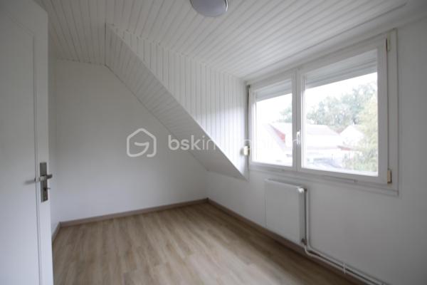 Maison T4 avec sous-sol total, grand garage et terrain d’environ 300 m²

Découvrez cette maison T4 offrant des espaces généreux et un agencement fonctionnel, idéale pour une famille.

Au rez-de-chaussée, la maison se compose d’une entrée, d’un WC indépendant, d’une cuisine et d’une grande salle à manger conviviale avec cheminée.

À l’étage, vous trouverez trois chambres, ainsi qu’une salle de bains, offrant un espace nuit confortable et bien séparé de la partie de vie.

La maison bénéficie également d’un sous-sol total, offrant de nombreuses possibilités de rangement, de stockage ou d’aménagement selon vos besoins. Un grand garage/box 21 m2 attenant complète le bien et permet de stationner un véhicule tout en disposant d’un espace supplémentaire.

À l’extérieur, vous profiterez d’un terrain d’environ 300 m², idéal pour aménager un jardin, une terrasse ou un espace de détente.

Les atouts :
Proches des écoles maternelle primaire college et lycée
Maison T4
3 chambres à l’étage
Salle de bains 
Cuisine
Grande salle à manger
WC indépendant au rez-de-chaussée
double vitrage pvc
chauffage gaz chaudiere neuve
Sous-sol total
Grand garage/box attenant 21m2
Terrain d’environ 300 m²
Beau potentiel d’aménagement