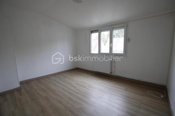 Maison T4 avec sous-sol total, grand garage et terrain d’environ 300 m²

Découvrez cette maison T4 offrant des espaces généreux et un agencement fonctionnel, idéale pour une famille.

Au rez-de-chaussée, la maison se compose d’une entrée, d’un WC indépendant, d’une cuisine et d’une grande salle à manger conviviale avec cheminée.

À l’étage, vous trouverez trois chambres, ainsi qu’une salle de bains, offrant un espace nuit confortable et bien séparé de la partie de vie.

La maison bénéficie également d’un sous-sol total, offrant de nombreuses possibilités de rangement, de stockage ou d’aménagement selon vos besoins. Un grand garage/box 21 m2 attenant complète le bien et permet de stationner un véhicule tout en disposant d’un espace supplémentaire.

À l’extérieur, vous profiterez d’un terrain d’environ 300 m², idéal pour aménager un jardin, une terrasse ou un espace de détente.

Les atouts :
Proches des écoles maternelle primaire college et lycée
Maison T4
3 chambres à l’étage
Salle de bains 
Cuisine
Grande salle à manger
WC indépendant au rez-de-chaussée
double vitrage pvc
chauffage gaz chaudiere neuve
Sous-sol total
Grand garage/box attenant 21m2
Terrain d’environ 300 m²
Beau potentiel d’aménagement