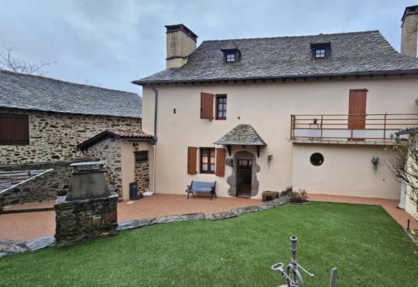 Maison de village de caractère avec 3 chambres terrasse et garage à St Constant - Fournoulès
