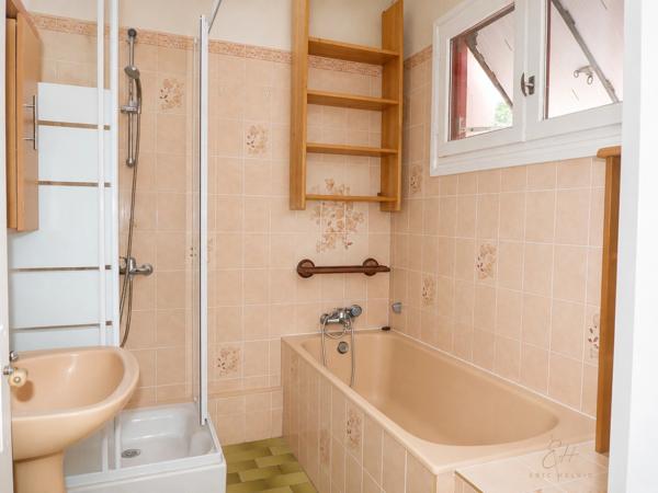 Maison familiale à Bergerac avec sous-sol total et beau potentiel