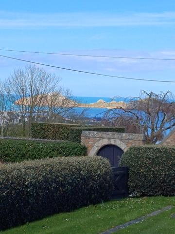 Plougasnou (29630) Plougasnou, le Diben, grande maison 5ch vue mer entièrement rénovée, parc de 5400 m2 constructible.