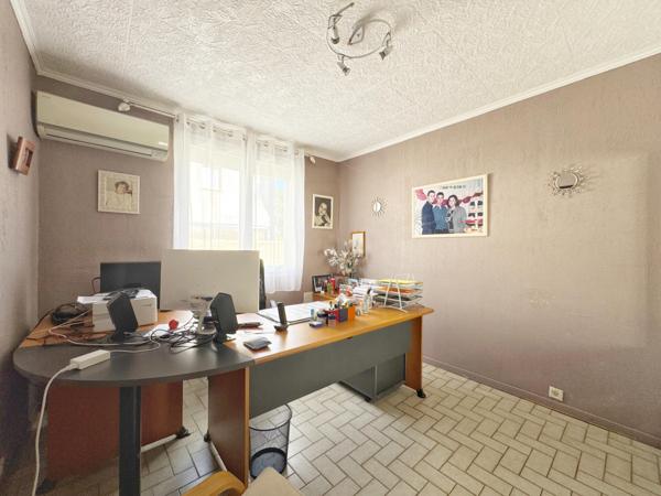 Maison de plain pied avec grand atelier / hangar – Lavérune