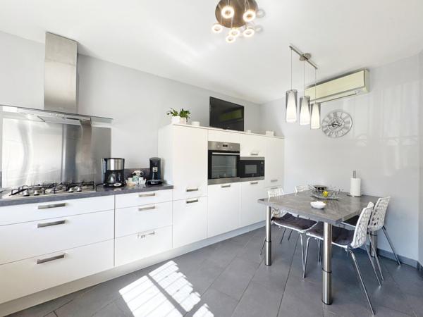 Maison de plain pied avec grand atelier / hangar – Lavérune