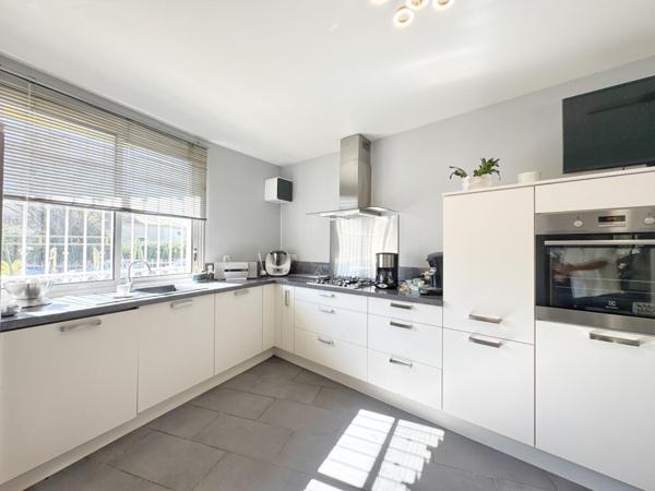 Maison de plain pied avec grand atelier / hangar – Lavérune