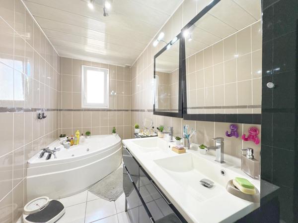 Maison de plain pied avec grand atelier / hangar – Lavérune