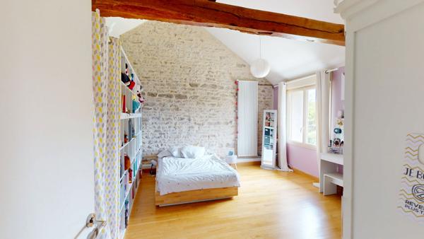 MAISON FAMILIALE DE PLUS DE 300 M², 6 CHAMBRES, TERRAIN 1 500 M² A NEUVILLE-DE-POITOU