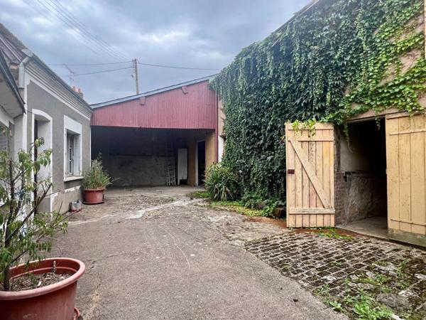 Maison  +  Dépendances  200m2    20 mn Vendôme