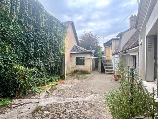 Maison  +  Dépendances  200m2    20 mn Vendôme