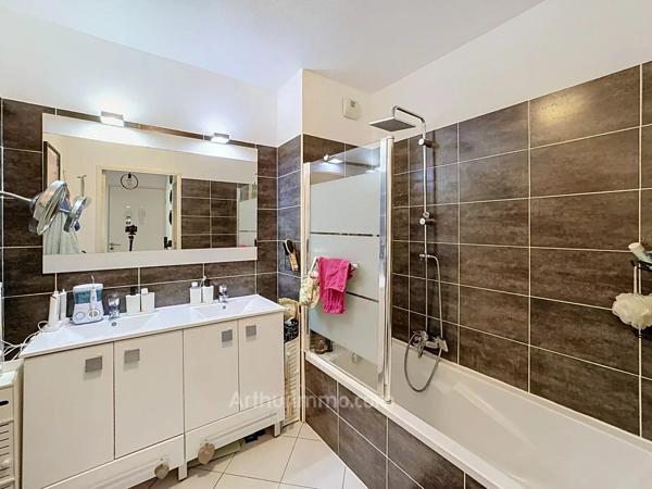 Vente                                                      Appartement
                        
                     4 pièces                      72 m2                     à Grasse