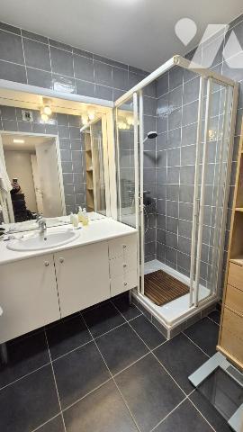 Cagnes-sur-Mer Centre : Appartement en dernier étage avec terrasse et garage.