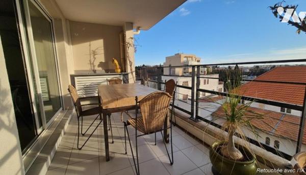 Cagnes-sur-Mer Centre : Appartement en dernier étage avec terrasse et garage.
