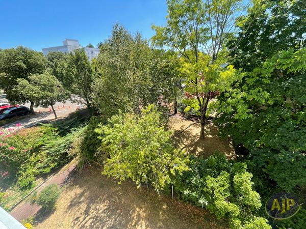 Appartement à vendre Saintes - 3 pièces, 79m² avec 2 chambre(s) à 149 000€ - AJP Immobilier Saintes