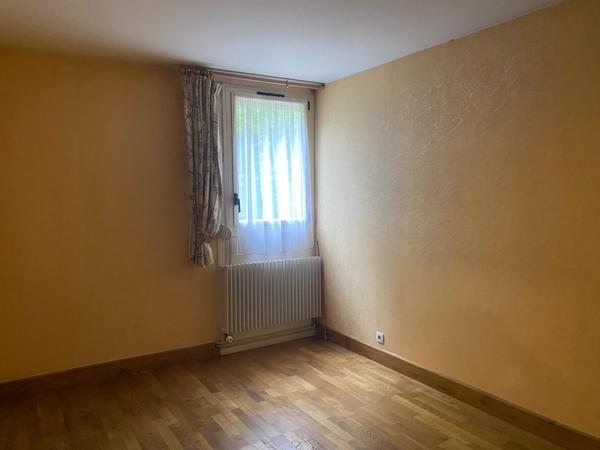 bel apartement  en rez de chaussé sur cour