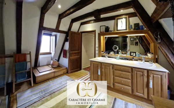 Sarlat-la-Canéda (24200) Sarlat: Propriété XVIIe. Ancienne résidence d'été des évêques de Sarlat. Dépendances. Lauze. Piscine. 5 hect.