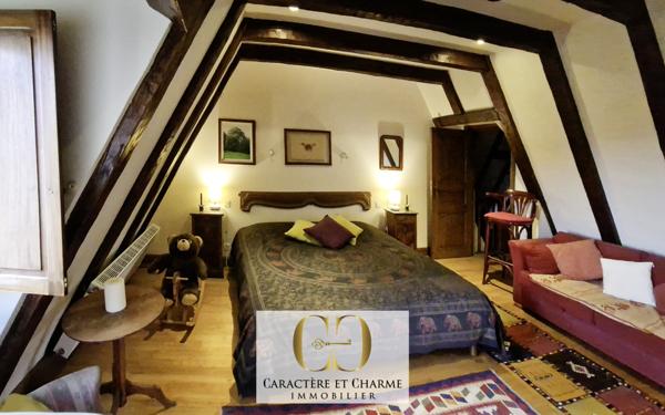 Sarlat-la-Canéda (24200) Sarlat: Propriété XVIIe. Ancienne résidence d'été des évêques de Sarlat. Dépendances. Lauze. Piscine. 5 hect.