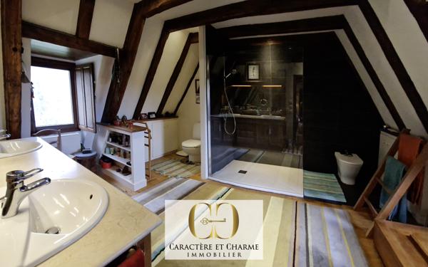 Sarlat-la-Canéda (24200) Sarlat: Propriété XVIIe. Ancienne résidence d'été des évêques de Sarlat. Dépendances. Lauze. Piscine. 5 hect.