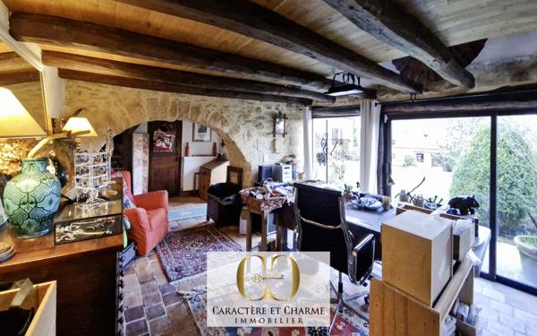 Sarlat-la-Canéda (24200) Sarlat: Propriété XVIIe. Ancienne résidence d'été des évêques de Sarlat. Dépendances. Lauze. Piscine. 5 hect.