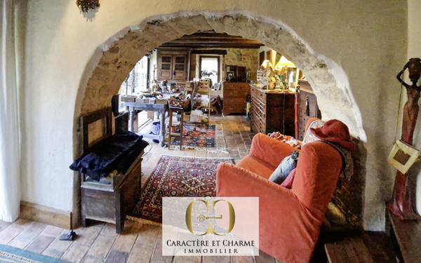 Sarlat-la-Canéda (24200) Sarlat: Propriété XVIIe. Ancienne résidence d'été des évêques de Sarlat. Dépendances. Lauze. Piscine. 5 hect.