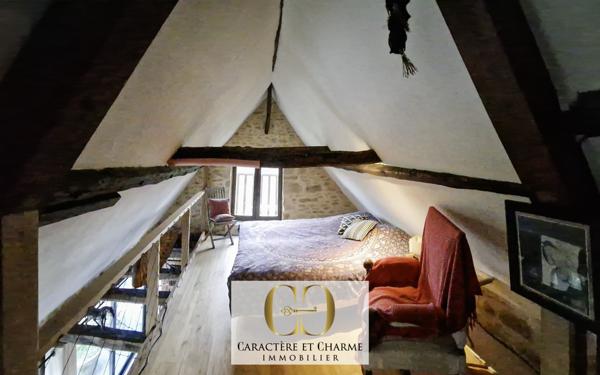 Sarlat-la-Canéda (24200) Sarlat: Propriété XVIIe. Ancienne résidence d'été des évêques de Sarlat. Dépendances. Lauze. Piscine. 5 hect.