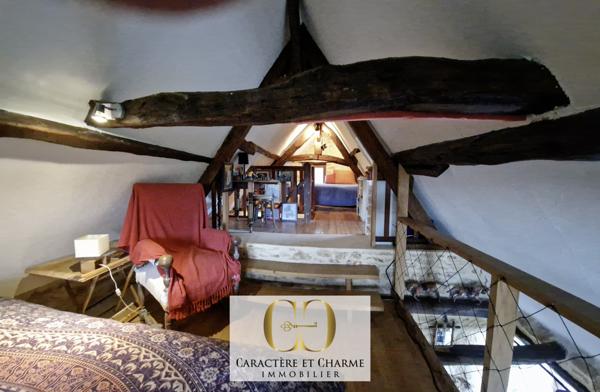 Sarlat-la-Canéda (24200) Sarlat: Propriété XVIIe. Ancienne résidence d'été des évêques de Sarlat. Dépendances. Lauze. Piscine. 5 hect.