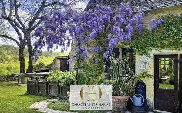 Sarlat-la-Canéda (24200) Sarlat: Propriété XVIIe. Ancienne résidence d'été des évêques de Sarlat. Dépendances. Lauze. Piscine. 5 hect.